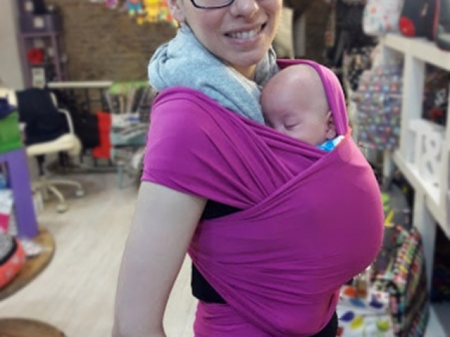 Fular portabebes fucsia con bebe pequeño Fular portabebes fucsia con bebe pequeño