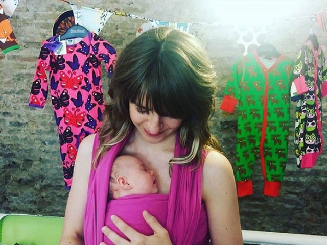 Madre y bebe con fular portabebes ergonomico rosa fuerte