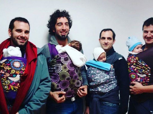 Padres porteando a sus bebes - taller portabebes