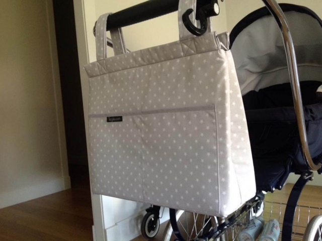 Bolso tipo panera pique estrellas gris
