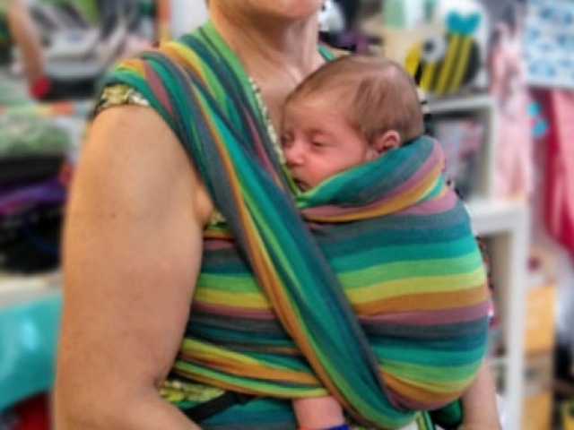 Bebe recien nacido en fular