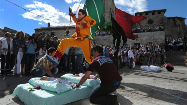 Colacho, tradicion de España de saltar a los bebes