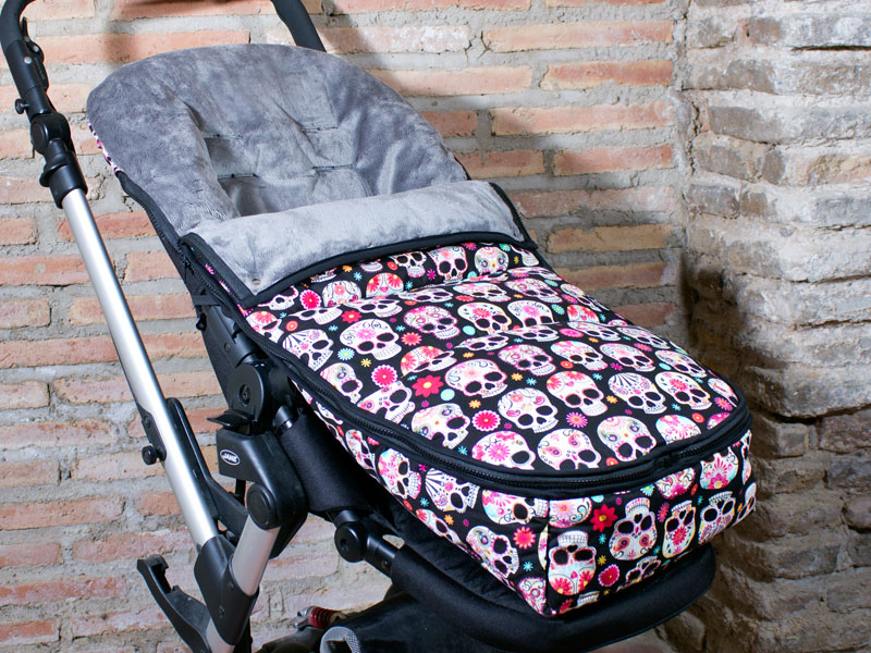 Sacos de invierno bonitos con calaveras y flores