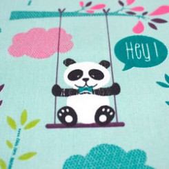 Preciosa tela de algodon con dibujos de osos panda jugando en tonos verde. Haz click sobre la foto para ver los detalles del estampado de esta tela.
