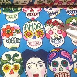 Preciosa y original tela de calaveras mexicanas y retratos de Frida. Destacan el color azul turquesa, verde, naranja y rosa. Puedes combinar este estampado con la tela 217 Frida berenejena. Tejio 100% algodón.