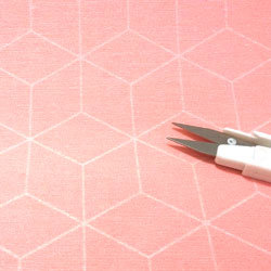 Preciosa tela con estampado de lineas blancas simulando un cubo de 3 dimensiones. Destacan rosa pastel y blanco. Composición 75% algodón 25% poliester.