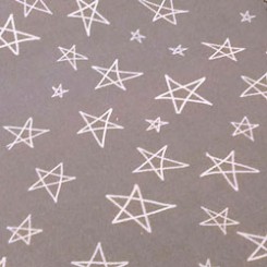 Tela con dibujos de estrellas infantiles sobre fondo gris. Tejido 100% algodon, ideal para personalizar tus productos favoritos de Teoyleo.