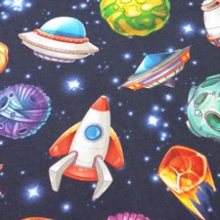 Preciosa tela infantil de tematica espacial. Meteoritos y naves espaciales son los protagonistas de este tejido 100% algodón. Esta tela queda espectacular en bolsos, cambiadores, fundas, ect.