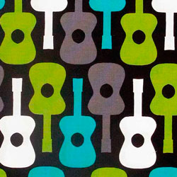 Precios tela infantil para personalizar los productos de tu bebé. Estampado con dibujos de guitarras. Los colores de las guitarras son verdes, azules y blancas. El color del fondo de este estampado es negro.